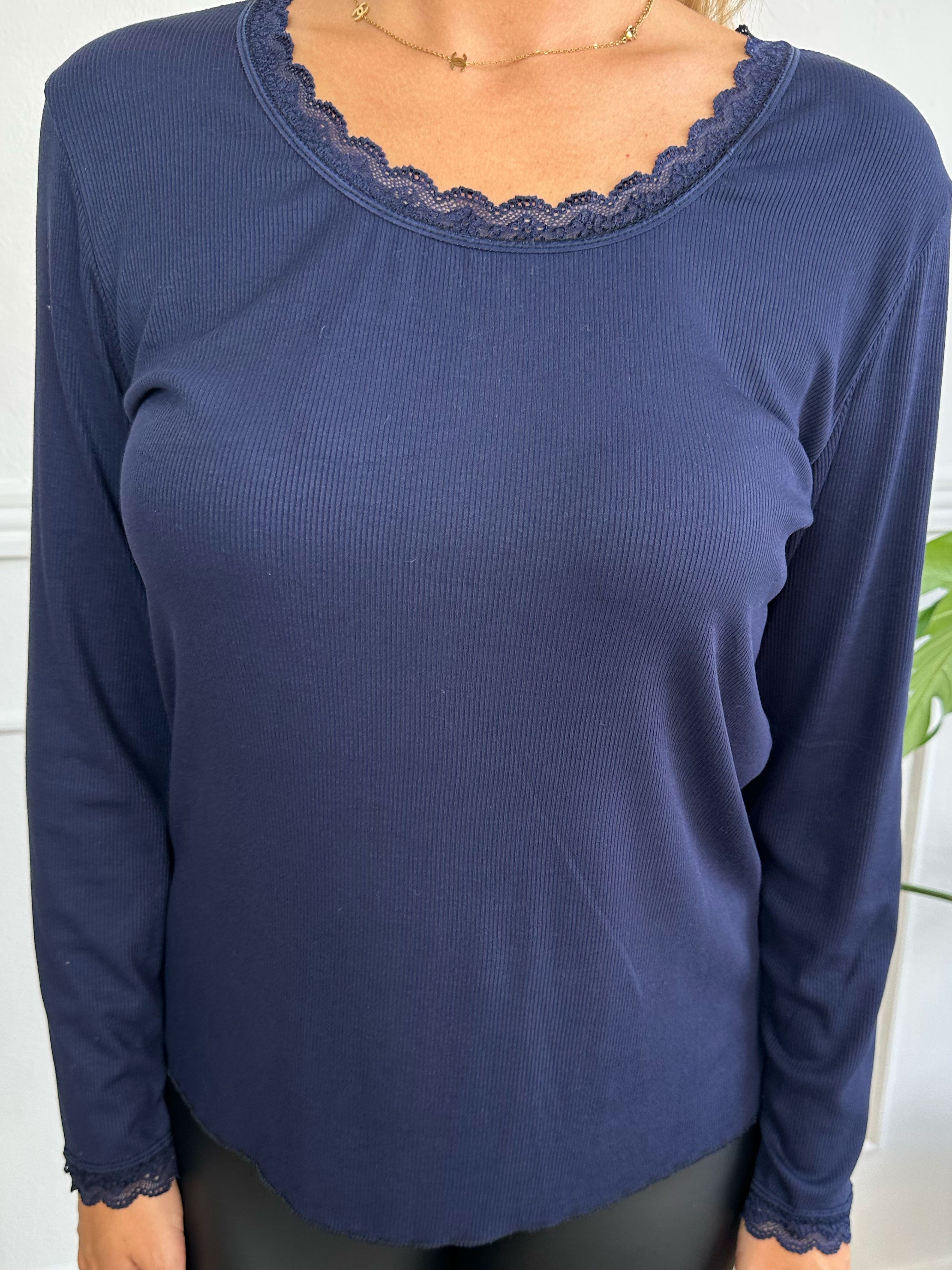 Ibina Long Sleeve - Sød bluse med rib og blondekanter